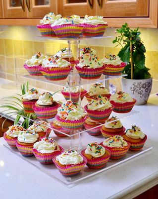 Stand feine Reihen-klarer Acryldes kleinen kuchens der Kunstfertigkeits-Hochzeits-Acrylsüßigkeits-Anzeigen-4