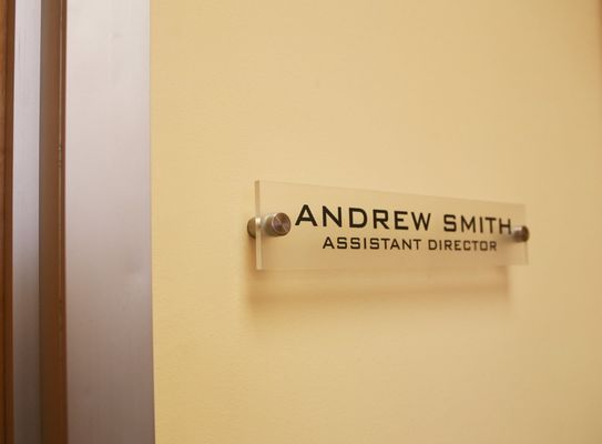 Geruchloses Acrylwort-Zeichen-Büro-Wand-Namensschild mit bereiftem Hintergrund-Ende